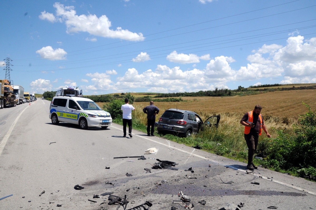 Edirne\'de Kaza: TIR ile Çarpışan Otomobil Sürücüsü Ağır Yaralandı