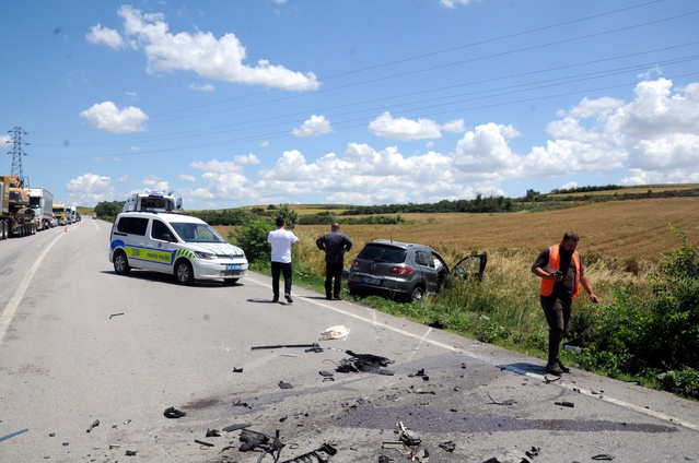 Edirne'de Kaza: TIR ile Çarpışan Otomobil Sürücüsü Ağır Yara
