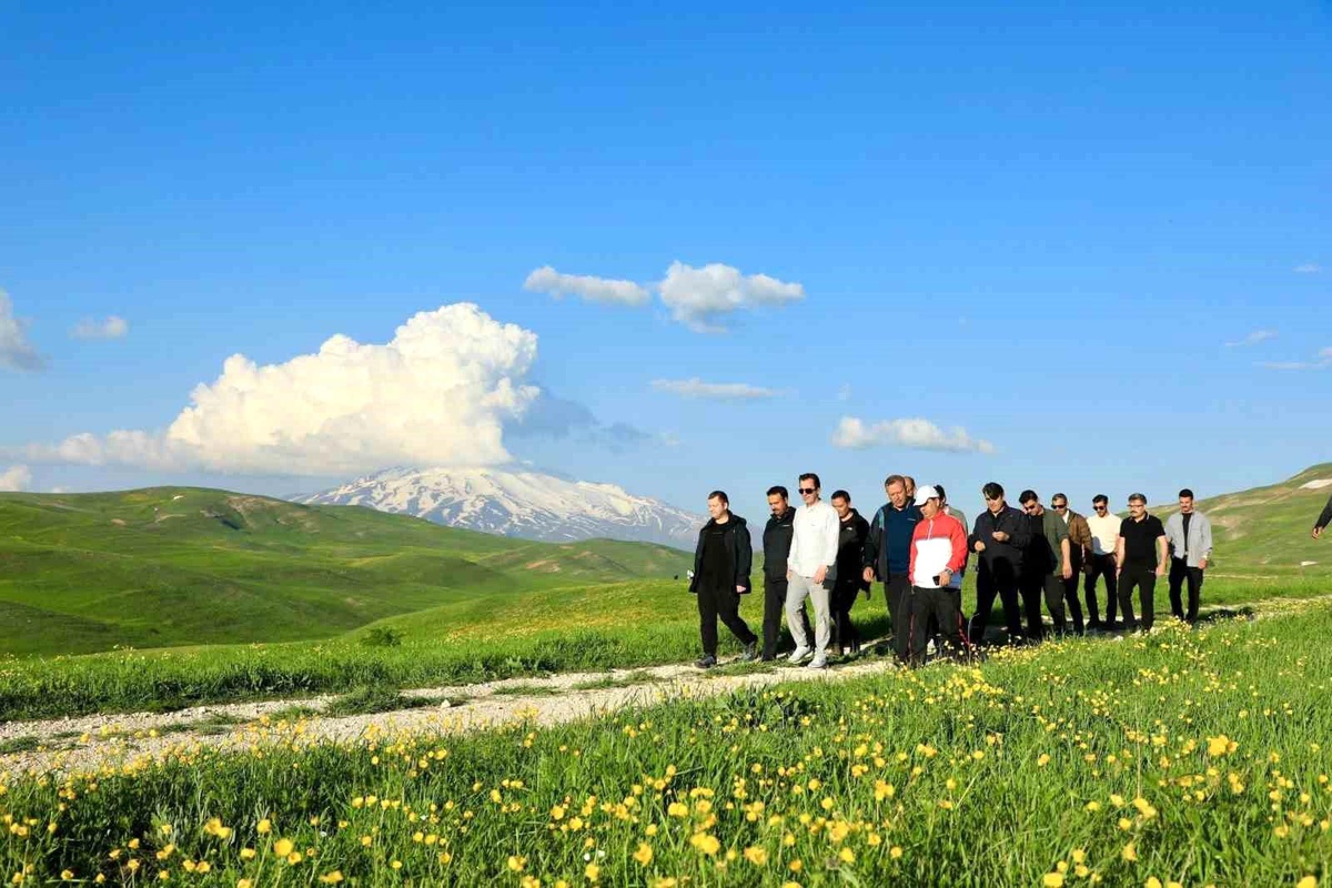Vali Karakaya, Sütey Yaylası\'nda doğa yürüyüşü yaptı