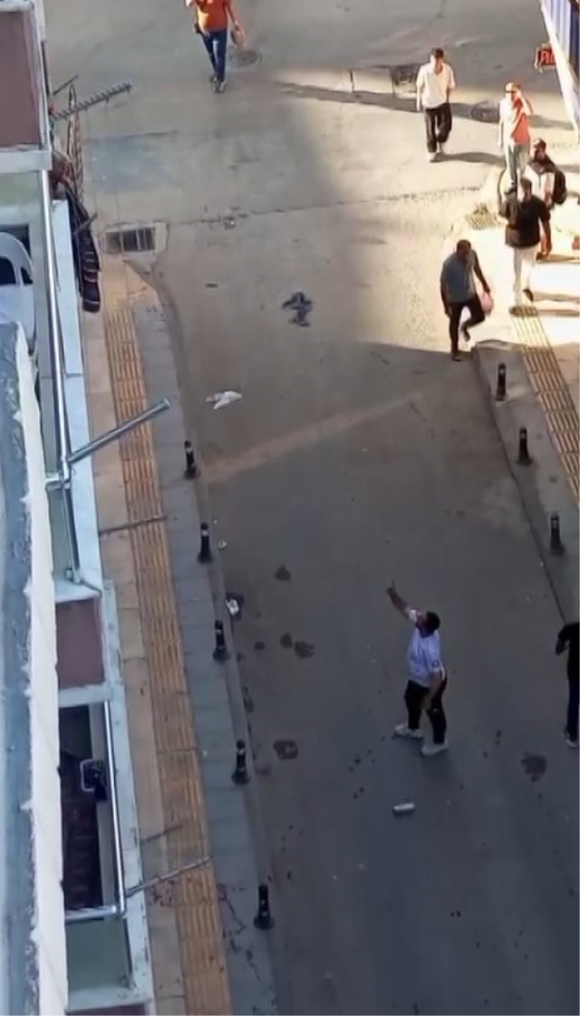 Yalova'da meydan savaşı gibi kavga: Kasap satırlarıyla ev bastılar