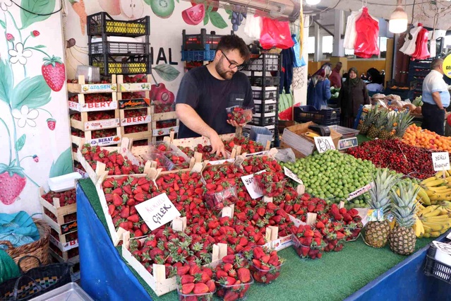 Bolu Pazarı'nda Yaz Meyveleri Başladı