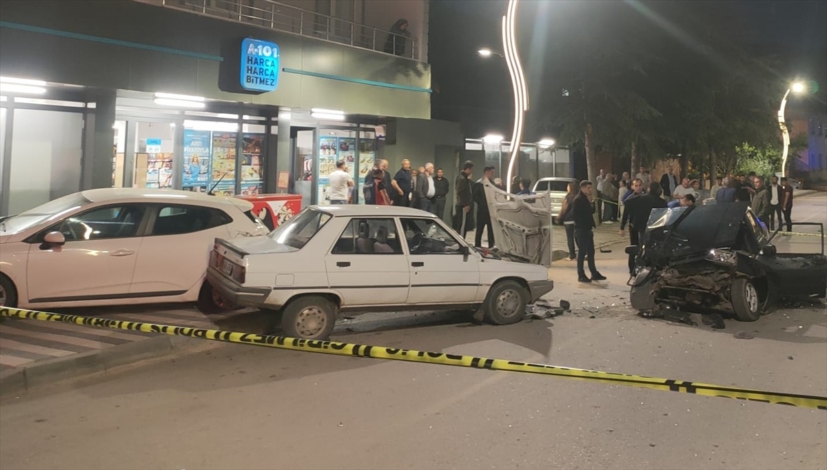 Aydıncık\'ta Park Halindeki Araçlara Çarpan Otomobilde 5 Yaralı