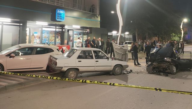 Aydıncık'ta Park Halindeki Araçlara Çarpan Otomobilde 5 Yara