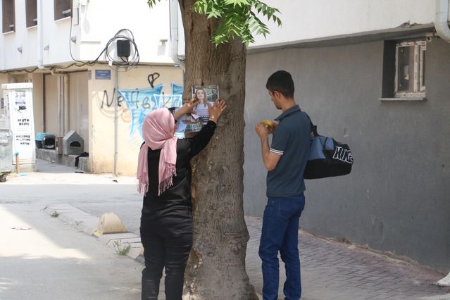 Eylülde Kayıp Kızı İçin Sokaklarda İlan Dağıtıyor
