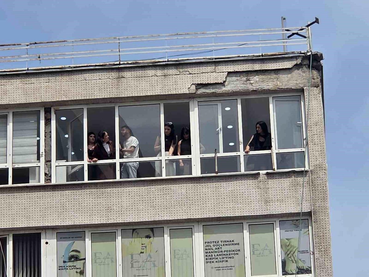 Samsun\'da Dış Cephe Sıvası Düştü: 2 Yaralı