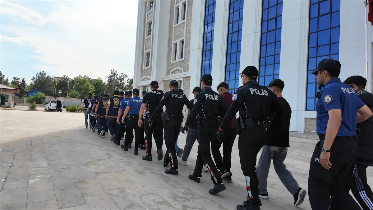Adıyaman\'da Silah Paylaşımlarına Gözaltı