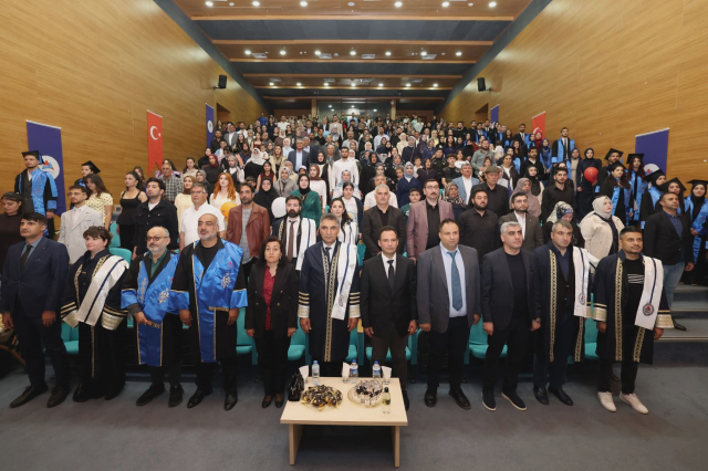 AİÇÜ İİBF’de mezuniyet heyecanı: Öğrenciler kep atarak yeni hayatlarına uğurlandı
