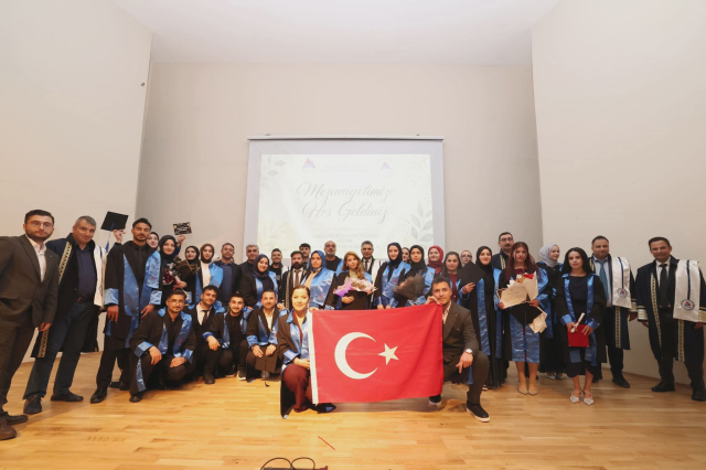 AİÇÜ İİBF’de mezuniyet heyecanı: Öğrenciler kep atarak yeni hayatlarına uğurlandı