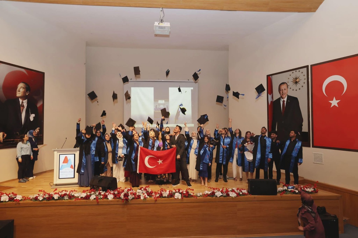AİÇÜ İİBF’de mezuniyet heyecanı: Öğrenciler kep atarak yeni hayatlarına uğurlandı
