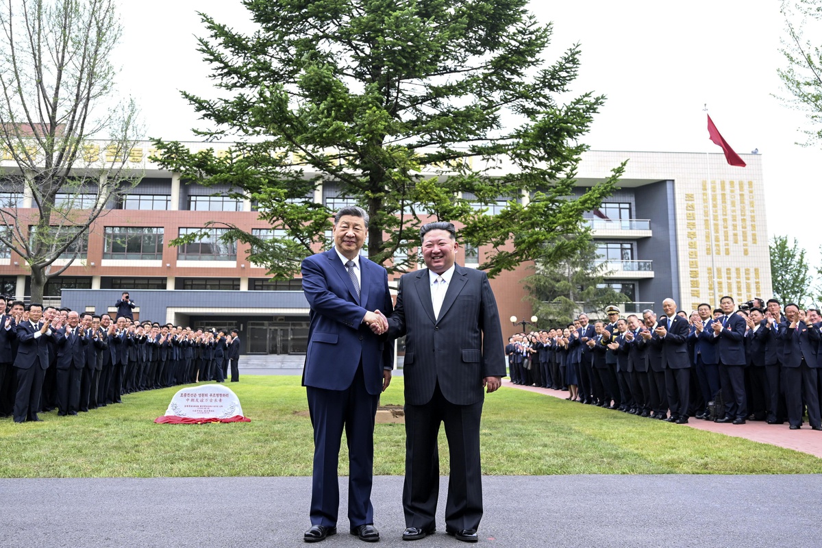 Xi Jinping Kuzey Kore\'yi Ziyaret Etti