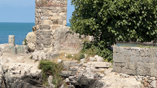 Direkli Kaya'ya Zarar Verildi