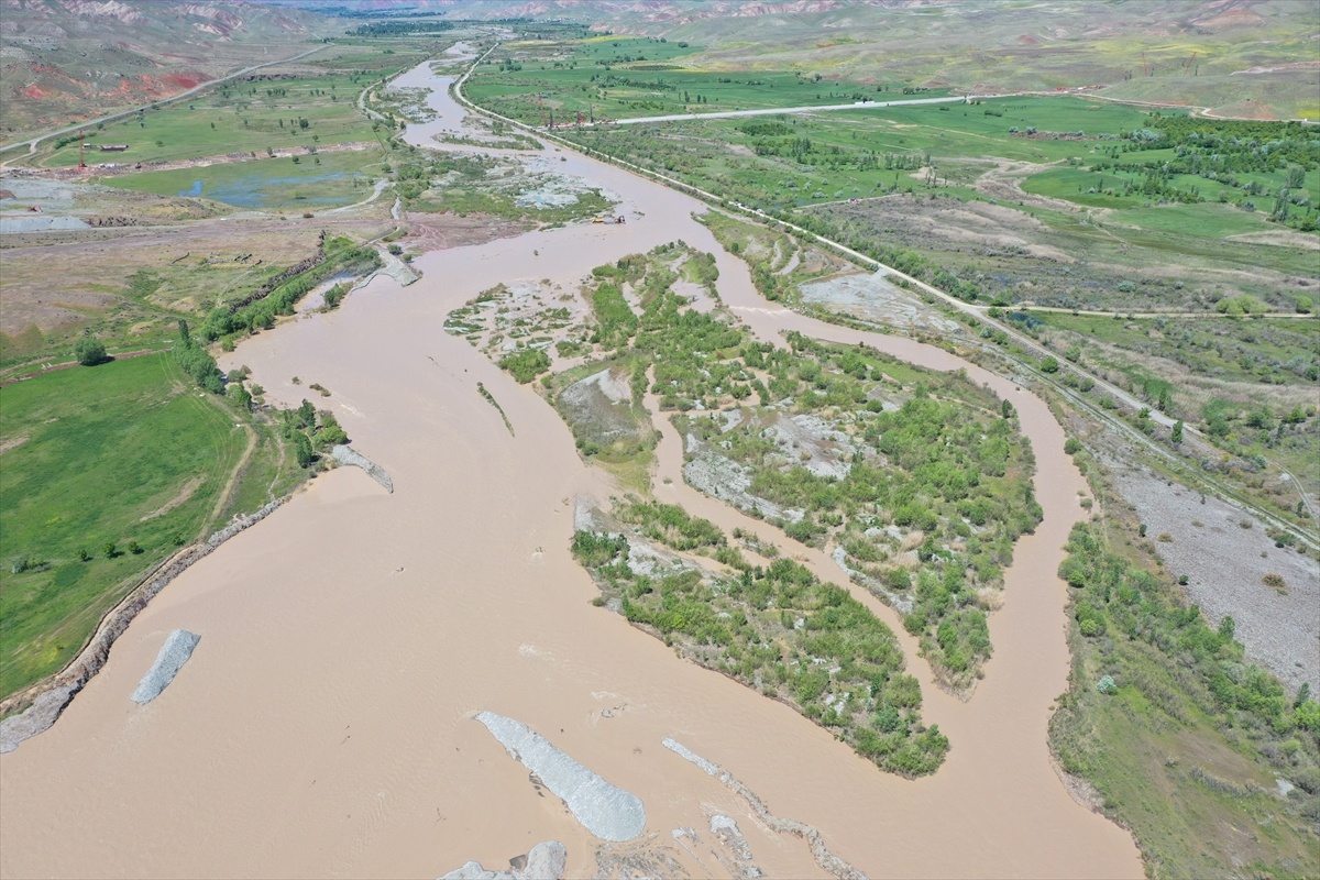 Iğdır\'da Aras Nehri Taşma Riski Taşıyor