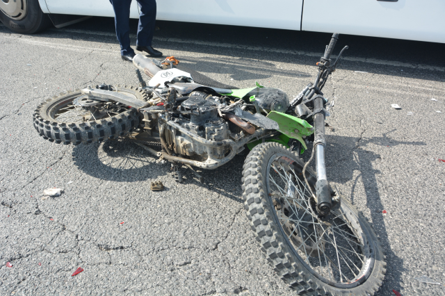 Arızalanan otobüse çarpan motosiklet sürücüsü, arkadan gelen otomobilin çarpması sonucu can verdi