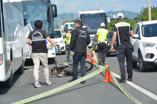 Arızalanan otobüse çarpan motosiklet sürücüsü, arkadan gelen otomobilin çarpması sonucu can verdi