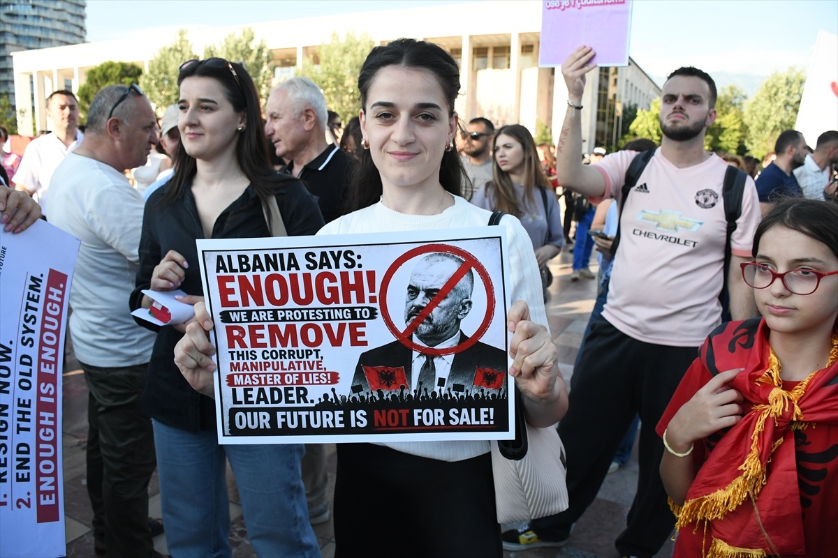 Tiran\'da binlerce kişi Trump bağlantılı projeyi protesto ediyor