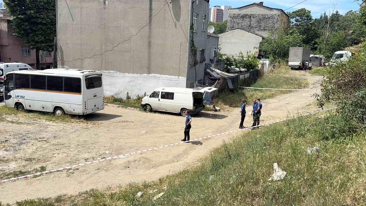 Bağcılar\'da mahalledeki kokuyu kanalizasyon zannettiler ceset çıktı