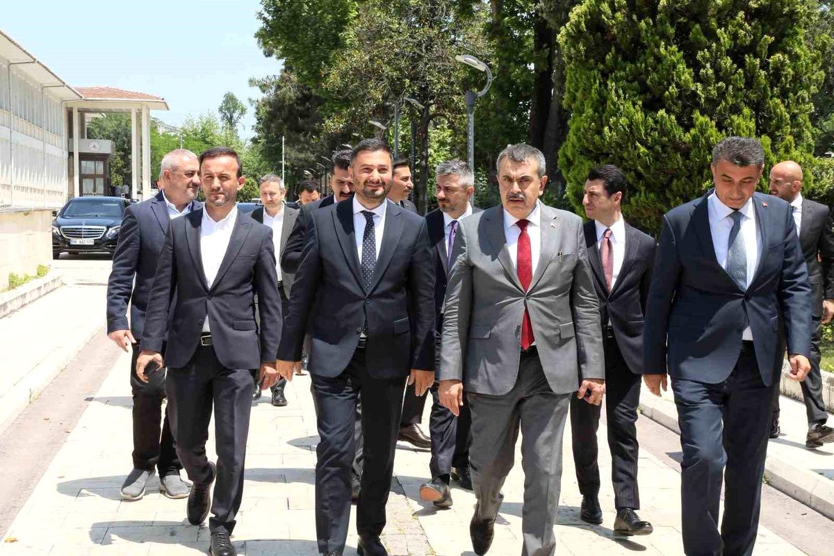 Bakan Tekin\'den Kağıthane Belediyesi\'ne ziyaret
