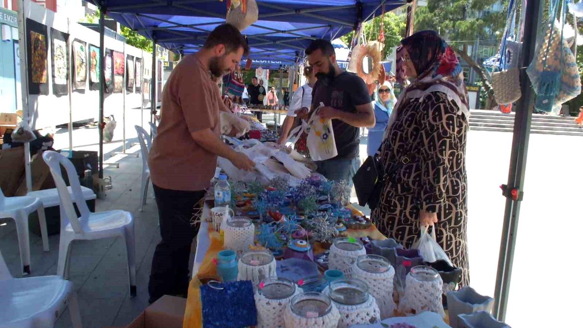 Burhaniye\'de Geleneksel El Sanatları Sergisi