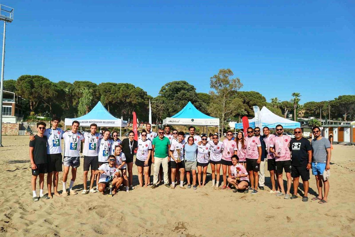 Burhaniye\'de Plaj Korfbol Şampiyonası
