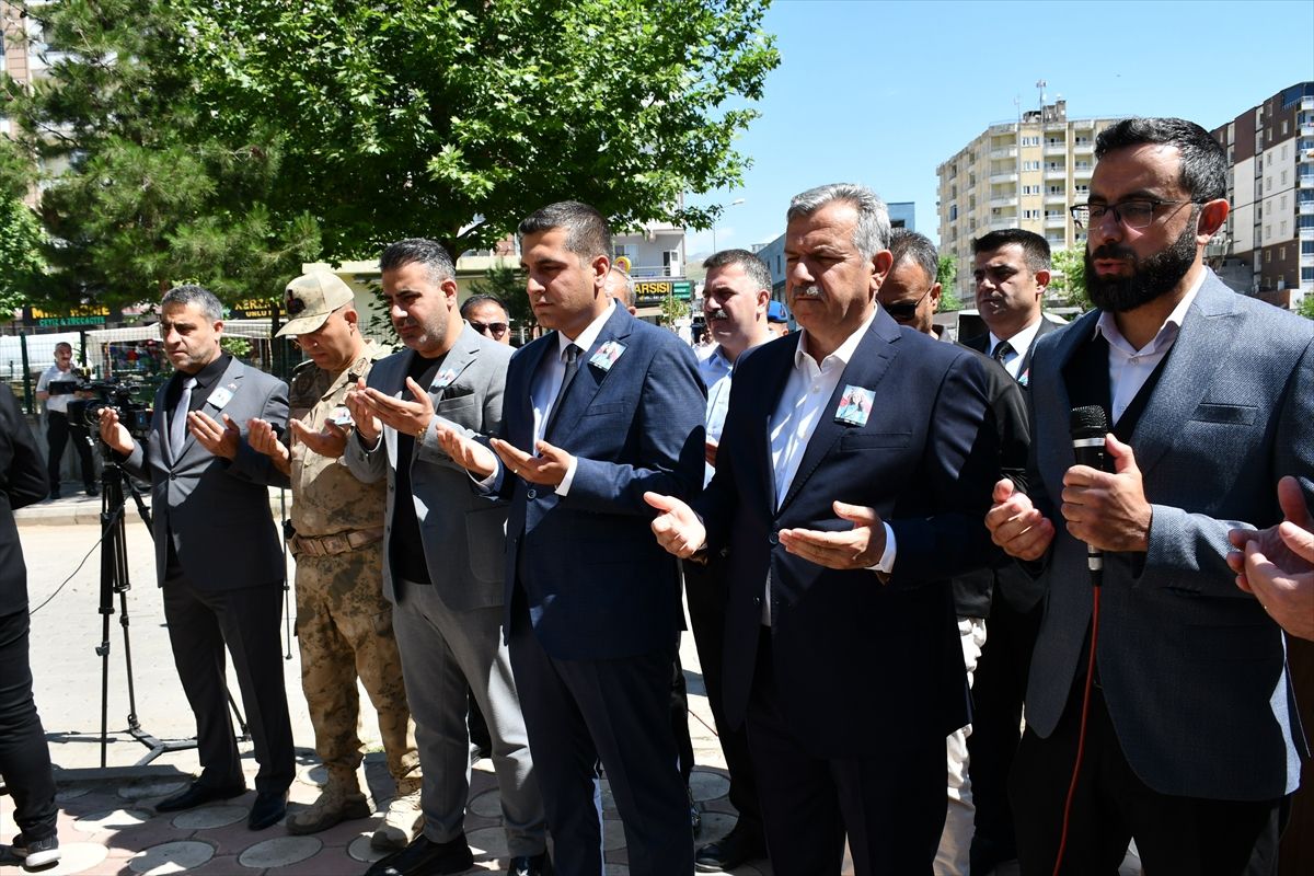 Kozluk’ta şehit öğretmen ve askerler anıldı