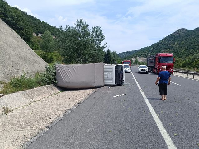 Bilecik'te Kamyonet Devrildi: 1 Yaralı