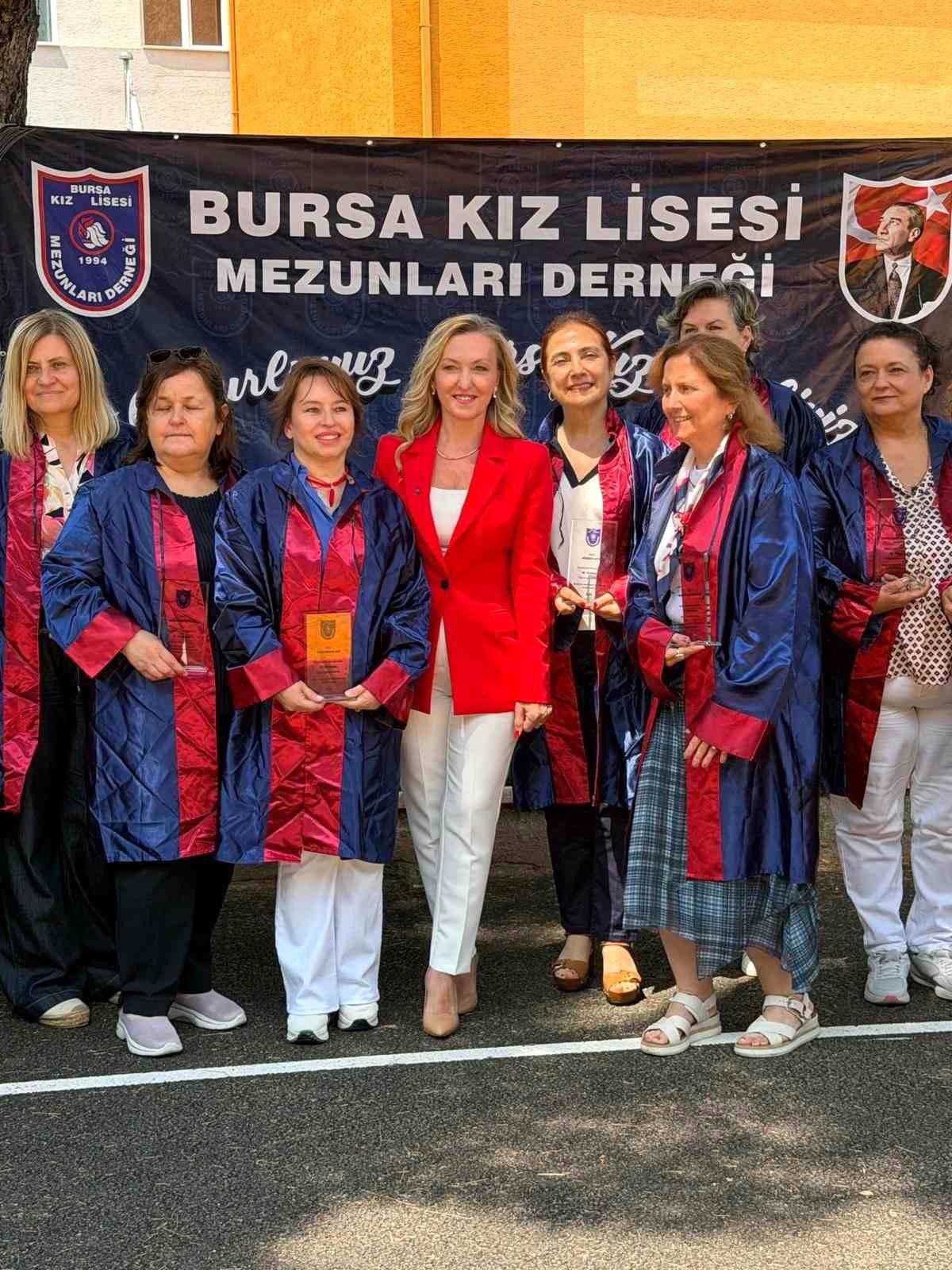 40 yıl sonra aynı bahçede: Bursa Kız Lisesi’nde nostaljik buluşma