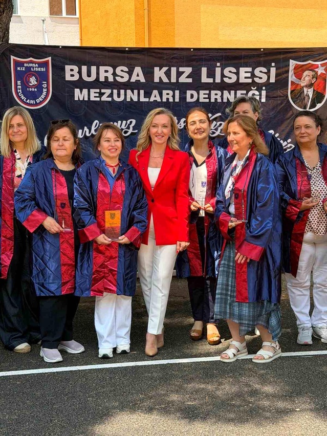 40 yıl sonra aynı bahçede: Bursa Kız Lisesi’nde nostaljik bu
