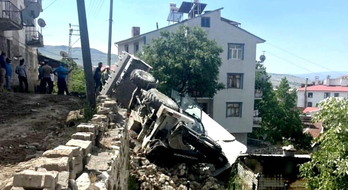 Çemişgezek\'te Kepçe Devrildi