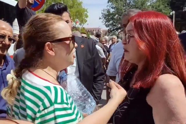 CHP'li kadınların sokak ortasında Özel-Kılıçdaroğl