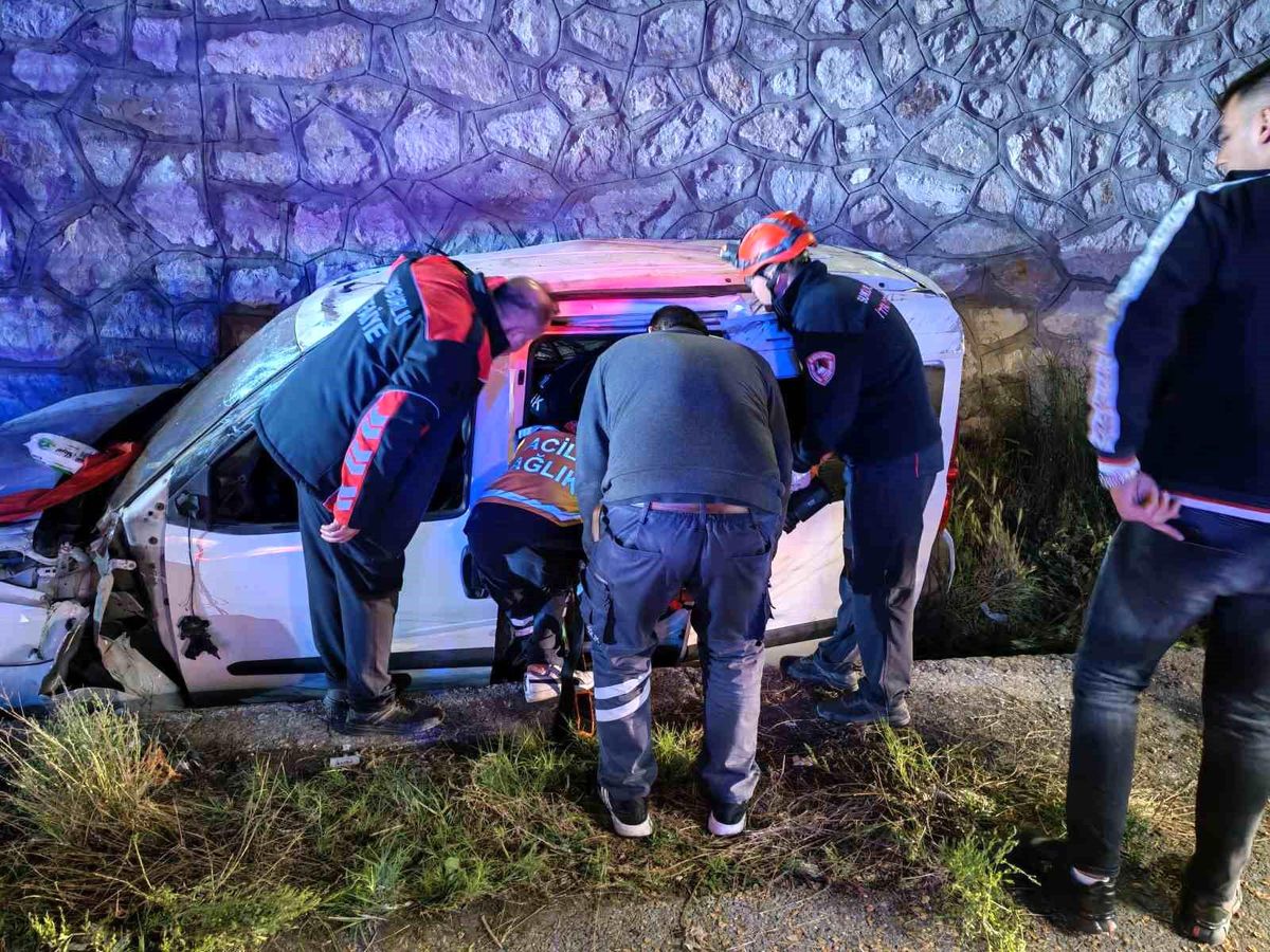 Çorum\'da hafif ticari araç istinat duvarından yan yola uçtu: 2 yaralı