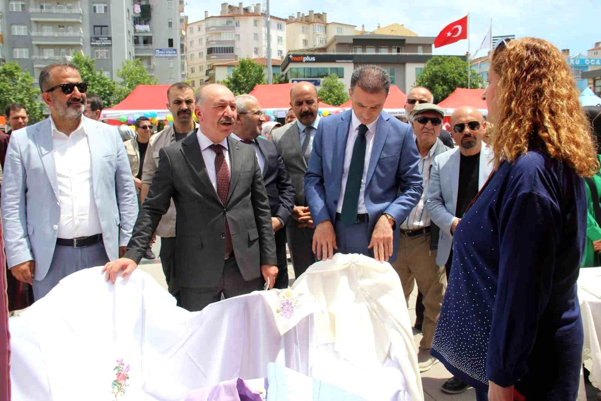 Çorum\'da kursiyerlerin 1 yıldır yaptığı el emeği ürünler görücüye çıktı