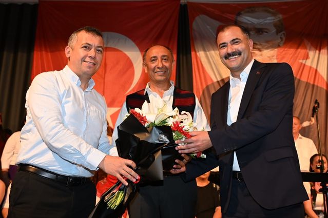 Demirci'de Türk Halk Müziği Korosu Konsere Dedi