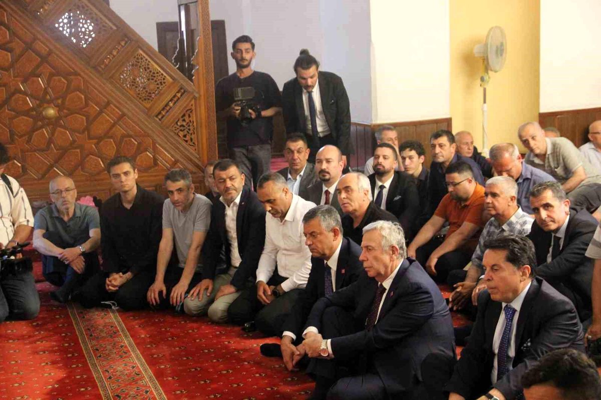 Ferdi Zeyrek için Hatuniye Camii\'nde mevlid programı