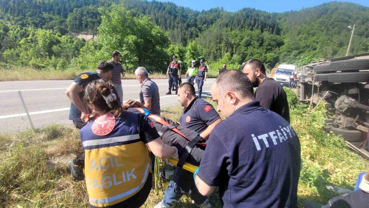 İnebolu\'da Freni Boşalan Kamyon Devrildi