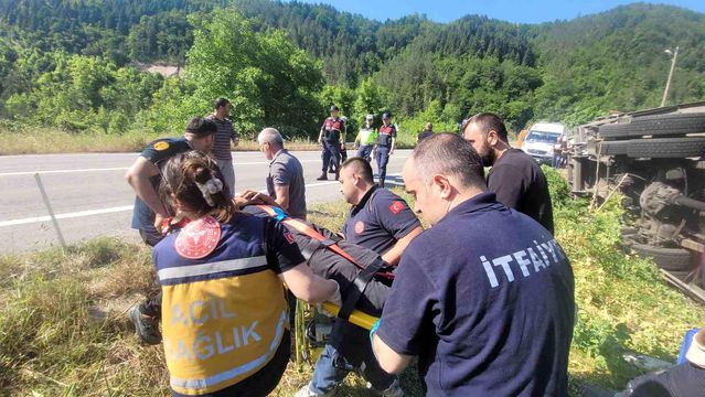 İnebolu'da Freni Boşalan Kamyon Devrildi