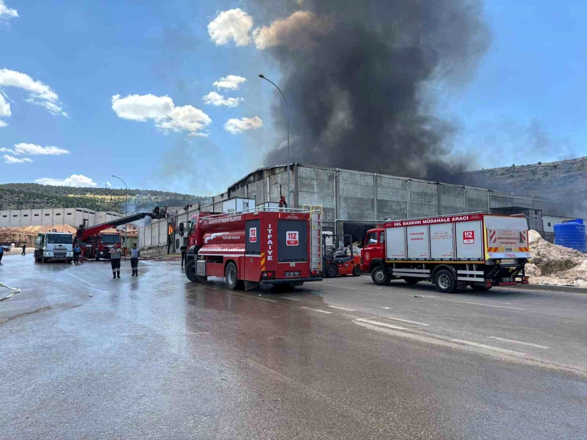 Gaziantep\'te fabrika yangını kontrol altına alındı