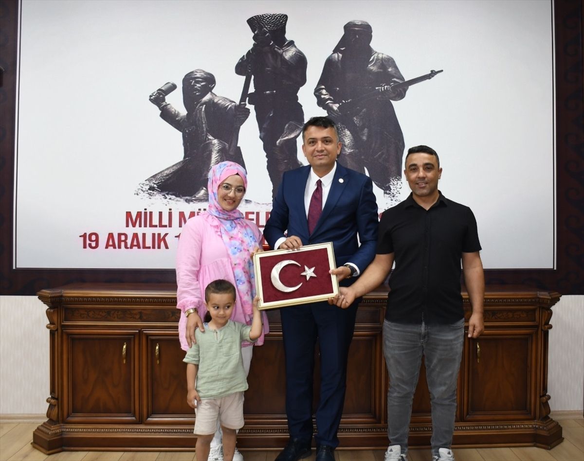 Dörtyol\'da Düşen Bayrağı Vatandaşlar Kaldırdı