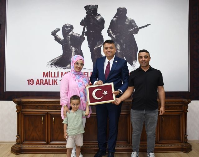Dörtyol'da Düşen Bayrağı Vatandaşlar Kaldırdı