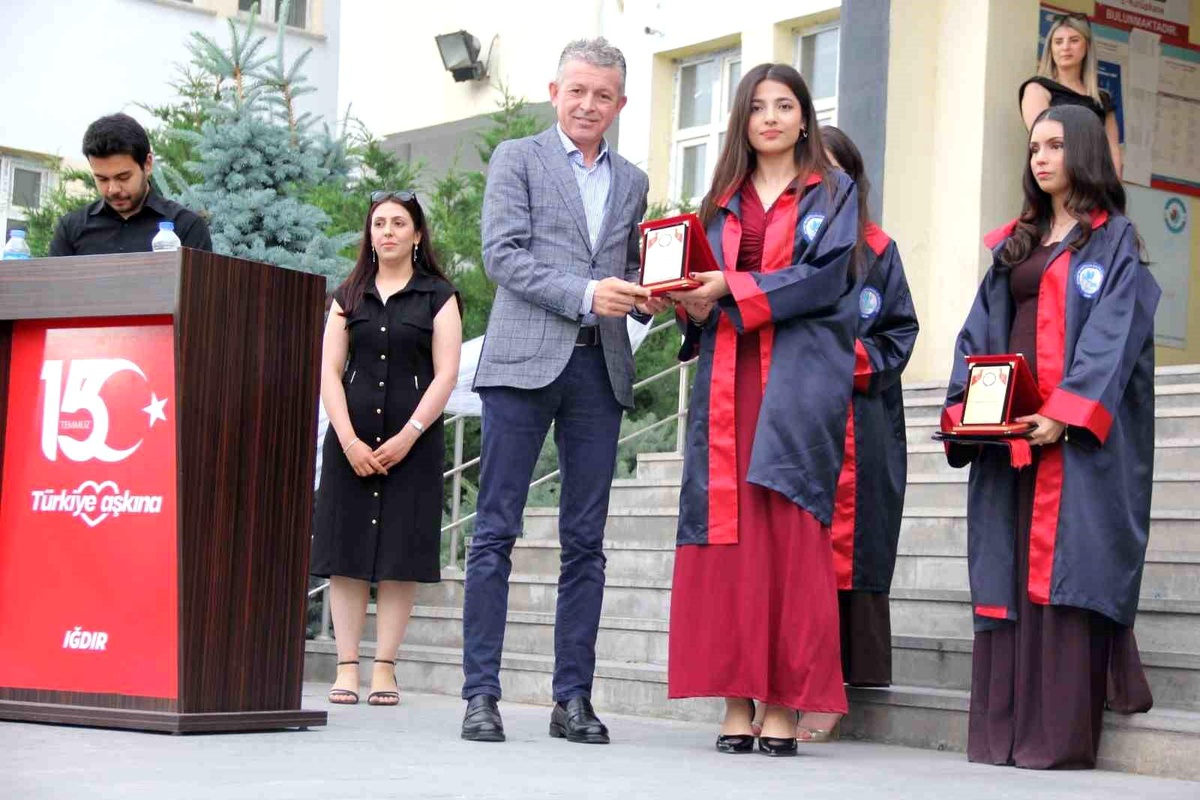Iğdır\'da Mezuniyet Sevinci