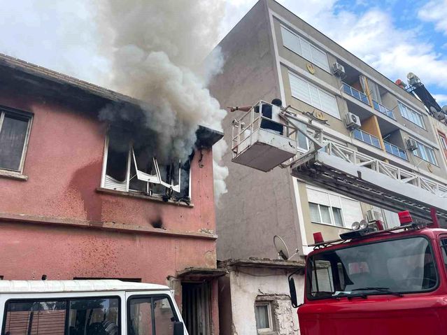 İki katlı müstakil evde çıkan yangın korkuttu