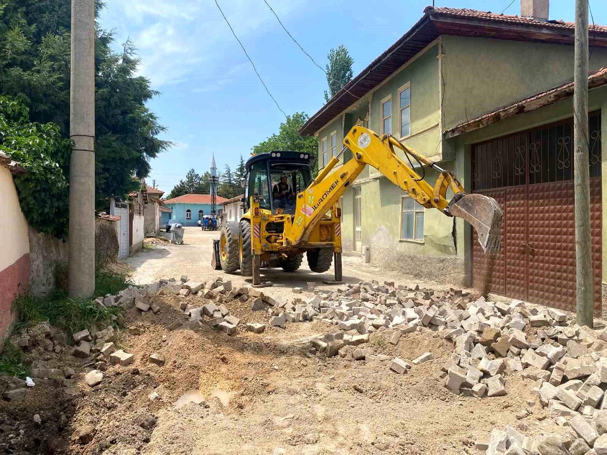İnönü\'de bozulan yollar yenileniyor