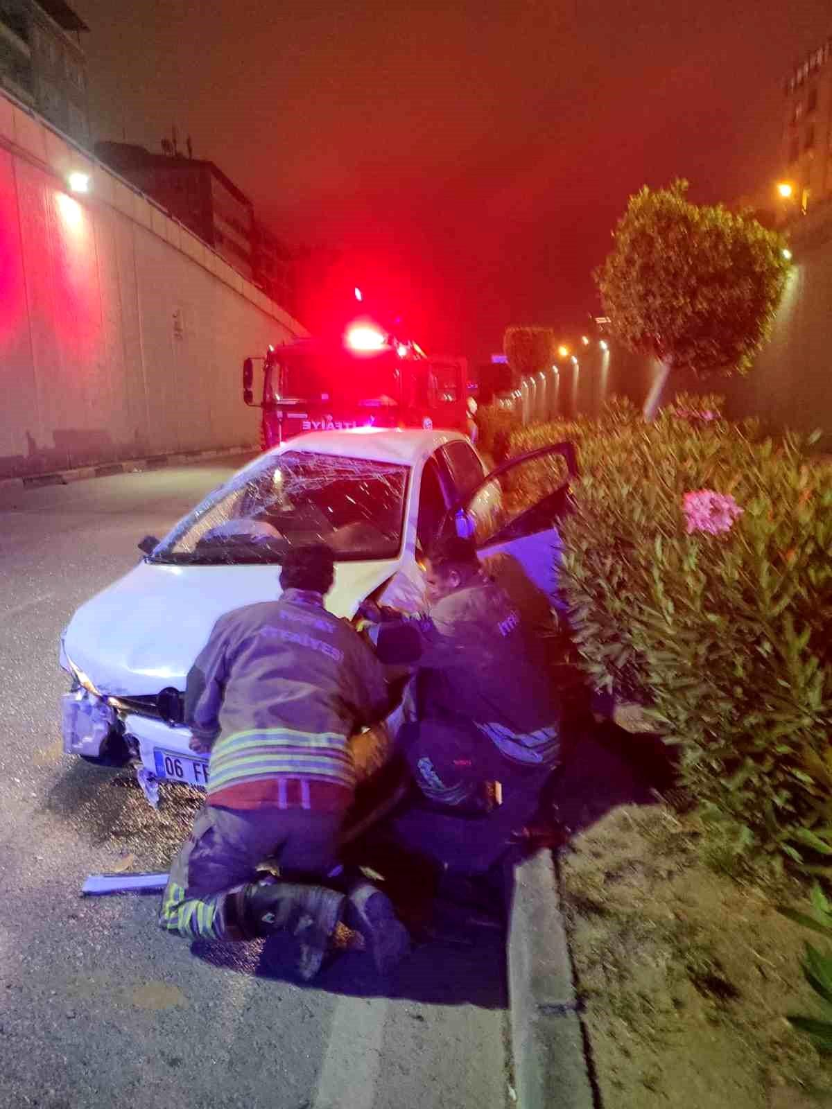 İskenderun\'da Trafik Kazası: Sürücü Yaralandı
