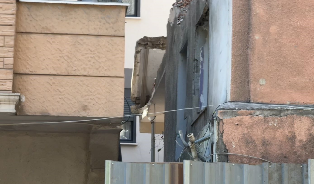 Kentsel dönüşüm binasında kaçak malzeme sökerken canından oldu