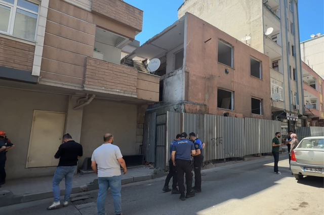 Kentsel dönüşüm binasında kaçak malzeme sökerken canından oldu