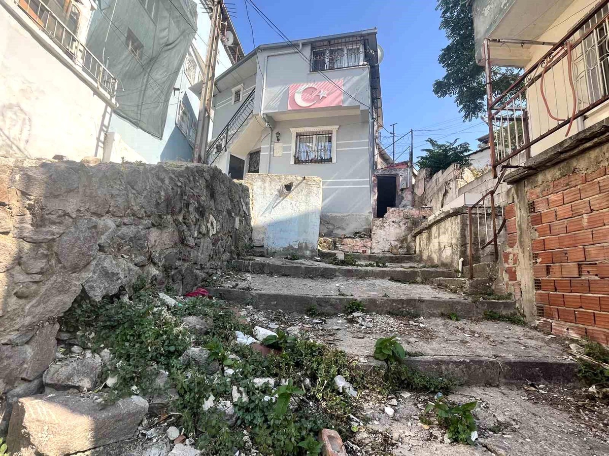 İzmir\'de Kezzaplı Saldırı: Anne Hayatını Kaybetti