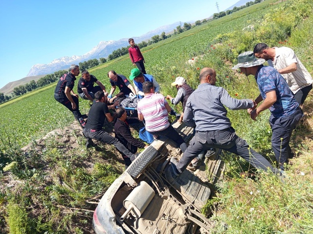 Kahramanmaraş’ta otomobil sulama kanalına uçtu: 4 yaralı