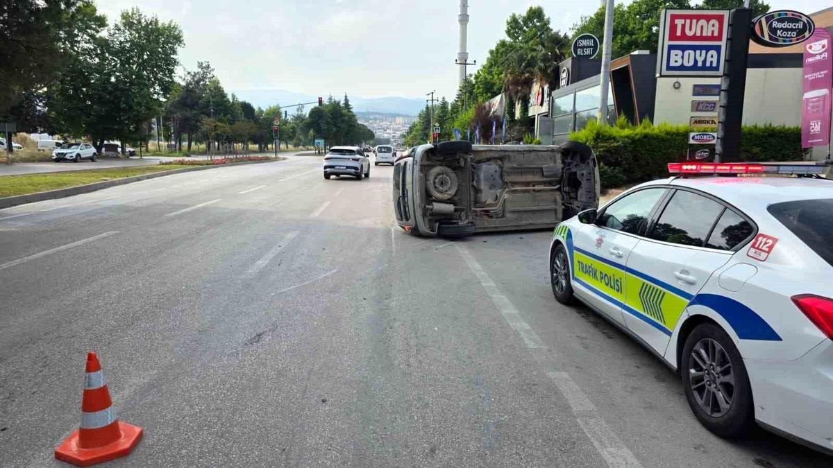 Bursa\'da Araç Takla Attı: 2 Yaralı