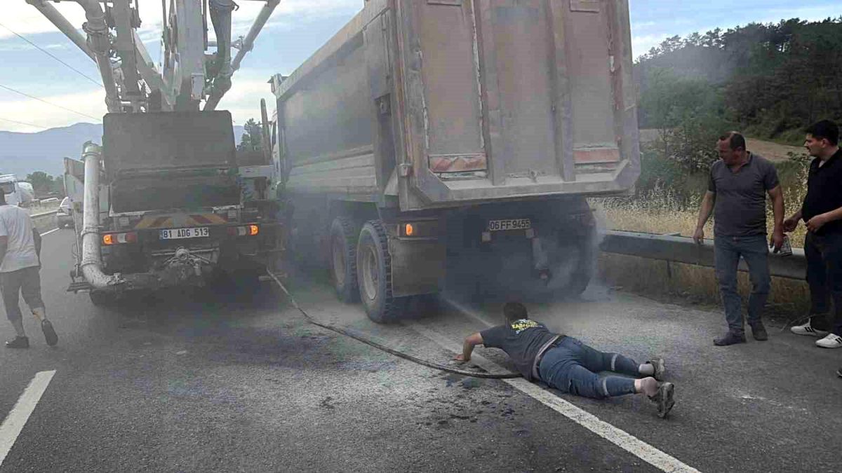 Düzce\'de Kamyon Yangınına Sürücüler Müdahale Etti