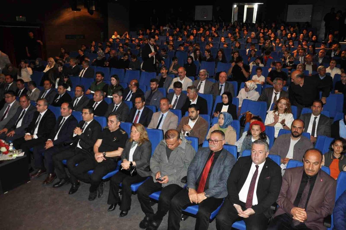 Kars\'ta kitap okuma yarışmasında dereceye girenler ödüllendirildi