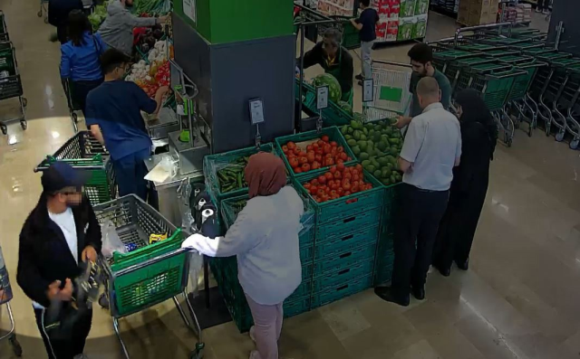 Kaşla göz arasında alışveriş arabasından servet çaldılar